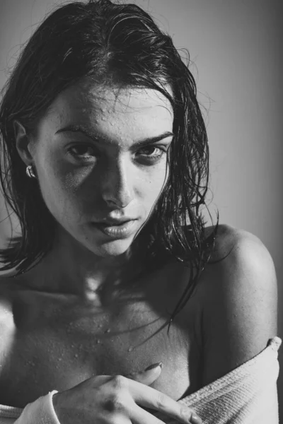 Szenvedélyes, szexi, nedves lány. Kísértés. Csábító és gyönyörű fiatal nő.. — Stock Fotó