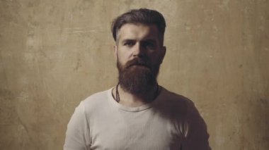 Adam arka planda saçını tarıyor. Saç stilisti ve berber. Sakallı, sakallı ve bıyıklı hippi. Berber salonu ve berber salonu. Şık erkek sakalı portresi.