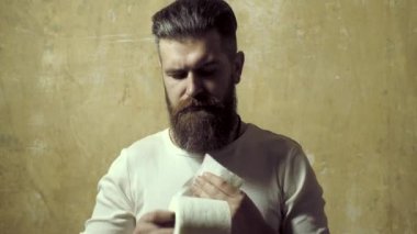 Adamın elinde tuvalet kağıdı rulosu var. Tuvalet, tuvalet, hijyen, temizlik, erkek yüzü, tuvalet kağıdı..