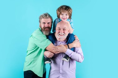 Mutlu aile kavramı gülün ve birlikte eğlenin. Üç kuşak yaşları: büyükbaba ve çocuk birlikte. Erkek Çoklu Nesil Ailesi, tecrit.