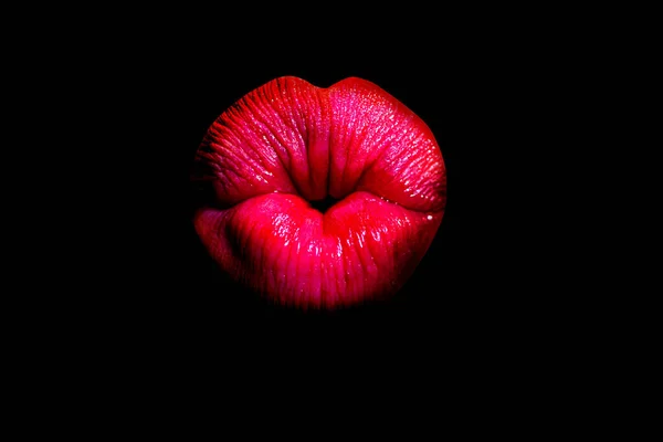 Lippen kussen geïsoleerd op zwart. Sluiten van vrouwen pruilen lippen met rode lippenstift. Mooie rode lip. Liefde en kussen gebaar. mollig sexy volle lippen. — Stockfoto