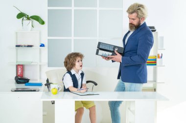 Ofis çalışanları. İş adamı olmanın hayalini kuran küçük çocuk. Modern ofis içinde buluşan iki komik iş arkadaşı..