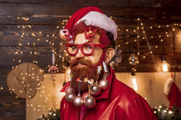 Jul- eller nyårskoncept för frisör. Skägg med grannlåt. Tomten i frisersalongen. God jul och gott nytt år. Nytt år - kul fest med roliga Santa. — Stockfoto