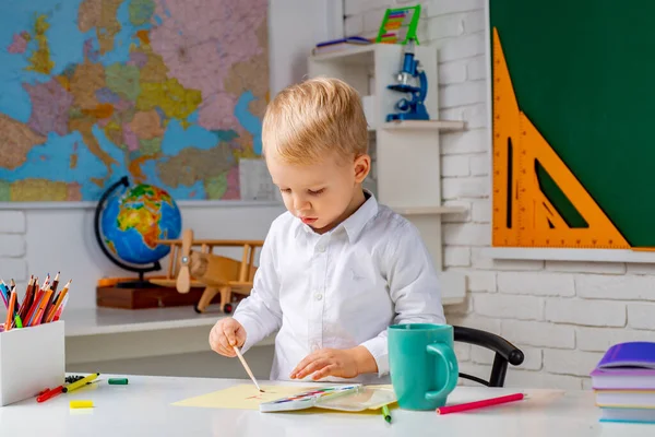 学校に戻る。教師の日だ。子供は学ぶ。かわいい子供の男の子で教室近くの黒板机. — ストック写真