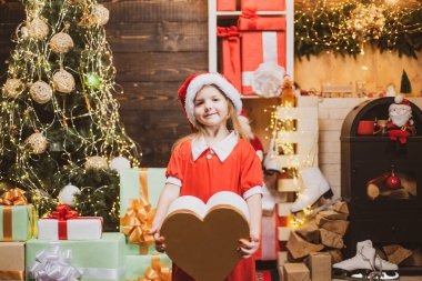 Küçük Noel Baba hediyesi. Kış Noel heyecanı. Ev Noel atmosferi. Mutlu küçük bir kız çocuğu hediye ya da hediye kutusu içeride.