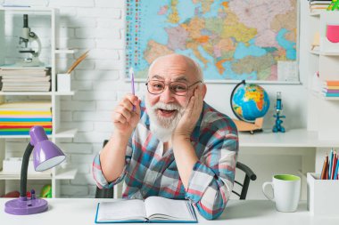 Ders çalışmak eğlencelidir. Bilgi ve eğitim okulu konsepti. Büyükbaba öğretmen okulda karatahtanın yanında. Bir öğretmen eğlencelidir. Özel ders.