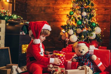 Mutlu Noeller dilerim. Hediye duyguları. Noel çocukları - mutluluk konsepti. Kış çocuğu. Yeni yıl konsepti. Noel hediyesi kutulu mutlu çocuk..