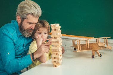 Okuldan sonra. Okul çocukları. Özel çocuk eğitmeni.