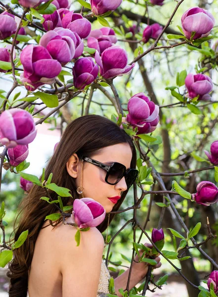 Retrato de belleza de cara femenina con piel natural. Chica belleza cuidado de la cara. Hermosa joven con piel limpia y fresca. Tratamiento facial. Cosmetología, belleza y spa . — Foto de Stock