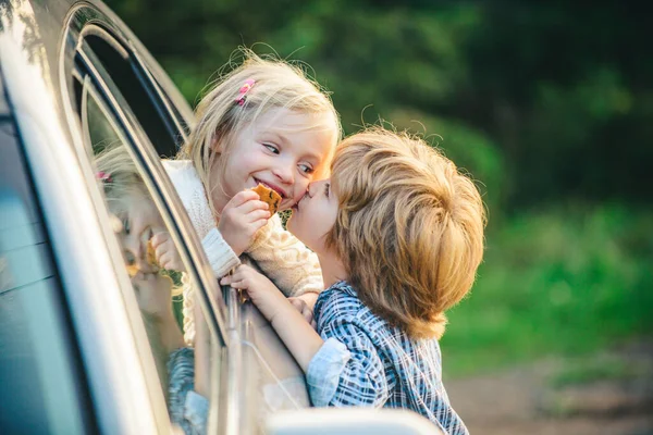 Encantada niña sonriente feliz dice adiós a pequeño novio que navega durante mucho tiempo. Da un beso cálido. Pareja diciendo adiós antes de viajar en coche . —  Fotos de Stock