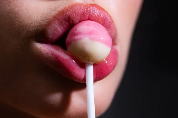 Chiudi le labbra succhiando un lecca lecca e lecca. Donna con lecca-lecca in bocca. Labbra rosse, sudore lecca lecca . — Foto Stock