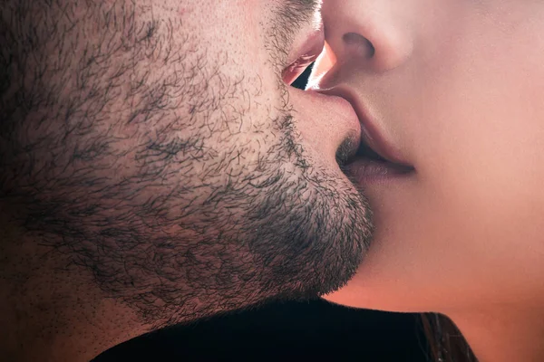 Sensueel zoenen. Een paar verliefd. Intieme relatie en seksuele relaties. Een close-up mond kussen. Passie en sensuele aanraking. Romantisch en liefde. — Stockfoto