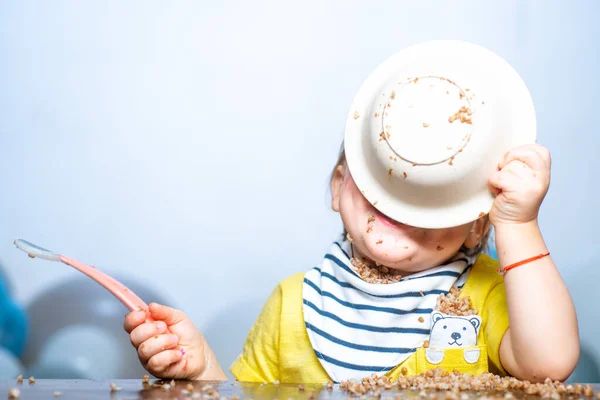 Grappig Baby eten. Kleine baby eet eten en maakt een puinhoop. — Stockfoto