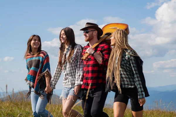 Joven turista feliz en la montaña disfrutando. Jóvenes amigos felices disfrutan de un buen día en la naturaleza. Grupo de amigos Campamento Bosque Aventura. Viaje relajarse en el camping, vista a la montaña . — Foto de Stock