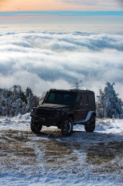 4x4 arabalı kış ravel konsepti. Offroad kış arabası. Macera seyahati. Karlı dağ yolunda off-road yolculuğu.