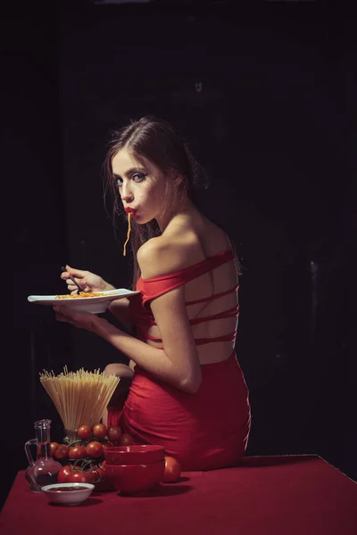 Sexy verleidelijk meisje met een bord pasta. vrouw die Italiaanse spaghetti eet. Italiaans voedings- of kookconcept. — Stockfoto