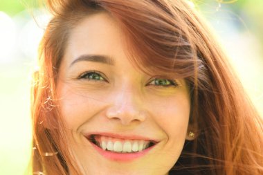 Gülümseyen kızıl saçlı kadın. Portreyi düzelt..