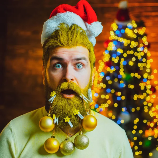 Baard Kerstman - close-up portret. Aantrekkelijke blanke bebaarde hipster. Knappe stijlvolle man met baard. — Stockfoto