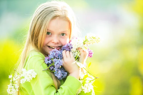 Romantisk tonåring i blommor. Skönhet tonåring flicka utomhus i blommande träd. Våren. Tonårstjej med lila blommor. — Stockfoto
