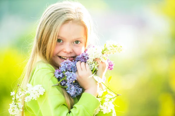 Romantische tiener in bloemen. Schoonheid tiener meisje buiten in bloeiende bomen. De lente. tiener meisje met lila bloemen. — Stockfoto