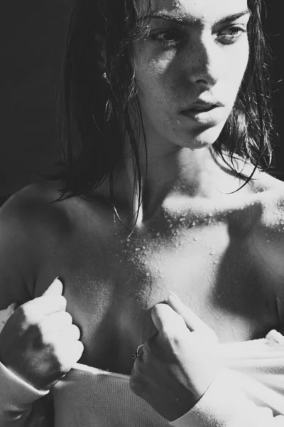 Sexig våt kvinna. Porträtt av en vacker flicka i vit klänning. — Stockfoto