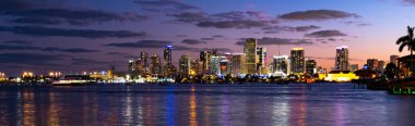 Miami City gökdelenleri ve deniz üzerinde yansıması olan gökdelenler. Miami Florida gökyüzü ile gökyüzü.