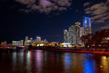 Biscayne Körfezi 'ndeki Miami, Florida silueti. Miami, Florida, ABD ve gün batımında MacArthur Köprüsü 'nden görülen liman..