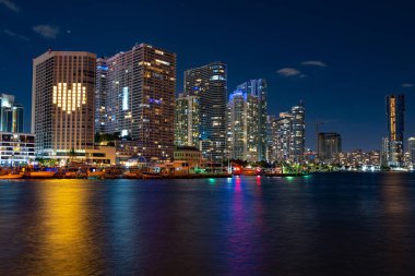Günbatımından sonra Miami Skyline Panorama. Miami, Florida, ABD.