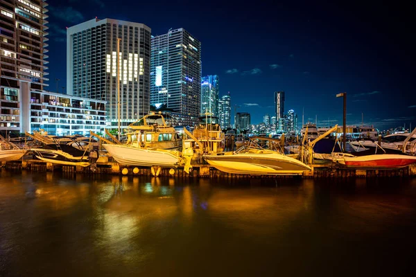 Miami, Florida panorama v noci. Miami City Skyline z Biscayne Bay. Bayside Marketplace Miami Downtown za MacArthur Causeway výstřel z benátské lávky. — Stock fotografie