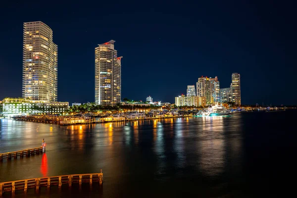 Miami Beach, Florida, USA, Skyline der Stadt Miami Beach mit Nachthimmel. Miami Beach an der Stadtgrenze. — Stockfoto