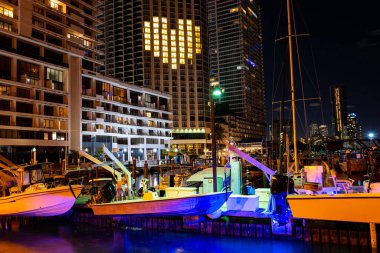 Gün batımında Miami, Florida ufuk çizgisi. MacArthur Geçidi, Watson Adası, Biscayne Körfezi.