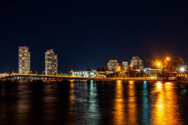 Panorama do horizonte da cidade de Miami ao entardecer com arranha-céus urbanos e ponte sobre o mar com reflexão. Miami, Flórida, EUA skyline em Biscayne Bay. MacArthur Causeway, Watson Island, Biscayne Bay . — Fotografia de Stock