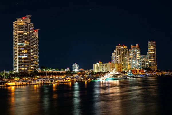 Miami Beach. Florida. Das Paradies. Miami Skyline Panorama nach Sonnenuntergang. — Stockfoto