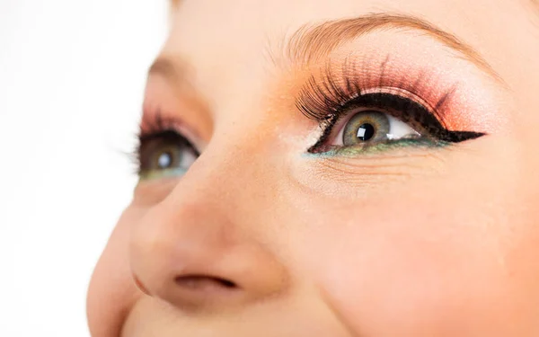 Schöne weibliche Augen mit Pinup-Make-up. Retro Pin Up Make-up aus nächster Nähe. — Stockfoto