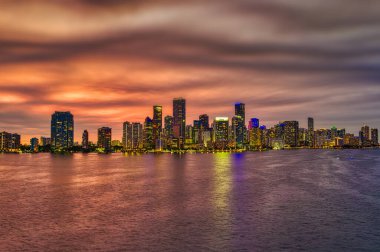 Gece gün batımında Miami Skyline. Miami, Florida, ABD Biscayne Körfezi ufuk çizgisi.