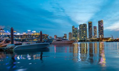 Miami, Florida 'nın gece lambaları. Şehir merkezi, Miami gece şehri..