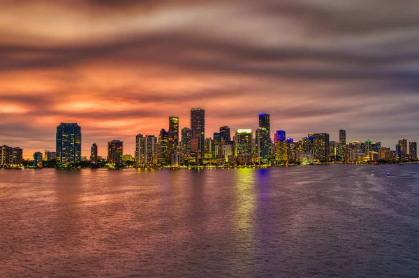 Miami Skyline éjszaka naplementekor. Miami, Florida, USA városkép Biscayne Bay-en. — Stock Fotó