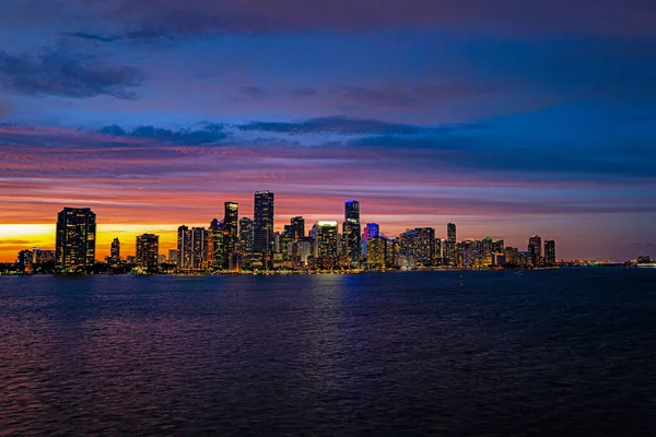 Miami Florida, skyline di edifici colorati grattacielo notte centro. Miami city, Florida skyline panorama al tramonto con grattacieli urbani e ponte sul mare con riflessione. Distretto degli affari Miami — Foto Stock