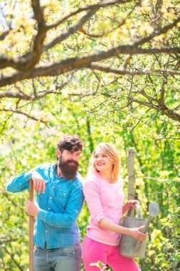 Kırsal kesimdeki çiftlikte yaşayan bir çift. Bahçede çalışan bir çift çiftlik. Eko çiftliği. Bahçede filizlenen iki çiftçi..
