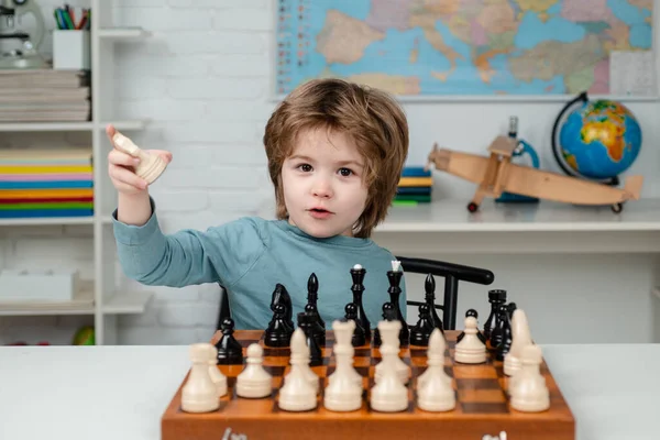 Little boy playing chess. Kids educational games, early development. — Stock Photo, Image