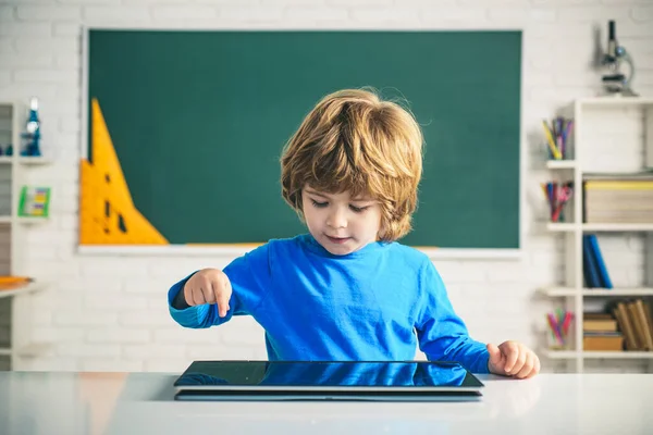 Leerling in de klas met behulp van digitale tablet. Schooljongen met digitale tablet in de klas. Onderwijsproces. — Stockfoto