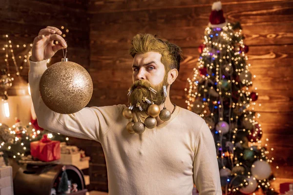 Hipster Santa claus julförberedelse. Närbild porträtt av skäggig man i tomtedräkt. Jul stil för modern Santa. — Stockfoto