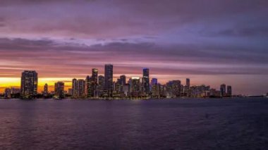 Miami şehir merkezinden Timelapse, gün batımında, Florida. Miami Florida 'da zaman aşımı, şehir merkezindeki gökdelen binaları..