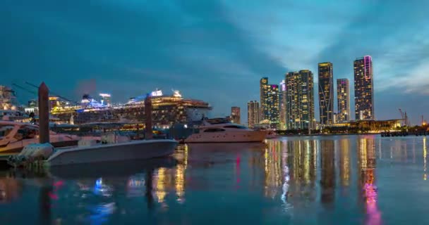 Un lapso de tiempo en Miami. Miami centro lapso de tiempo o hiperlapso. Hermosa toma de lapso de tiempo de las luces de la noche Miami ciudad. Noche Miami centro . — Vídeos de Stock