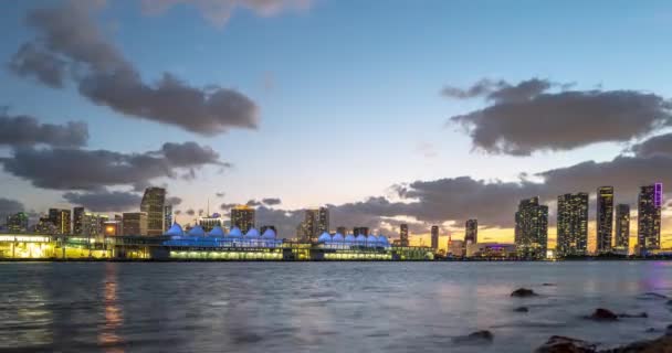 Zeitraffer eines Kreuzfahrtschiffes auf der Miami Skyline. Zeitraffer-Kreuzfahrtschiff in Miami. Ozeankreuzfahrt und reiches Reisekonzept. — Stockvideo