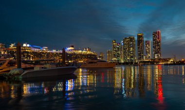 Yolcu gemisi ve Miami Skyline. Miami, Florida, ABD Biscayne Körfezi ufuk çizgisi.