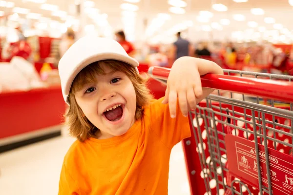 Bambino con shopping bag nel supermercato . — Foto Stock