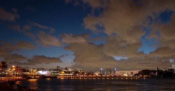 Panorama statku wycieczkowego i portu rejsowego Miami. Drapacze chmur w Miami. Centrum Miami, Floryda, USA. — Zdjęcie stockowe