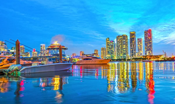 Miami város városképe panoráma városi felhőkarcolók a tenger felett reflexióval. — Stock Fotó