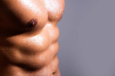 Atletik vücudu olan güçlü bir adam. Erkek karın kası. Fitness karın kası. Adam altılı paket.